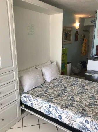 DIRECT Oceanfront Clean Comfy Studio   Can’t  get closer to the beach or pool! Отели в г. Ормонд Бич