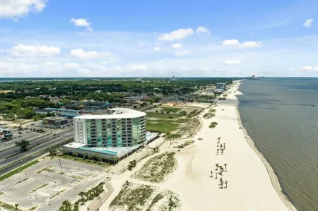 Coveted Gulf-Front Condo on Pool Deck, Directly on Beach, No Highway to Cross! Отели рядом с достопримечательностью «Mississippi Coast Coliseum and Convention Center»