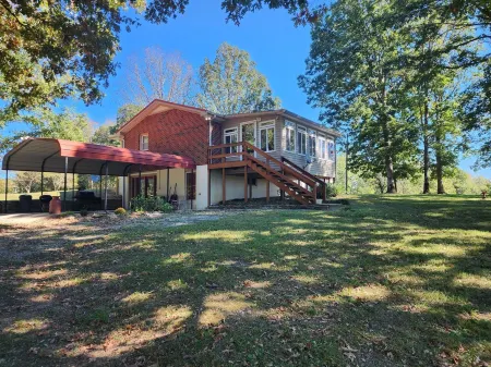 The Country Retreat Farmhouse close to fishing lakes and a scenic parkway