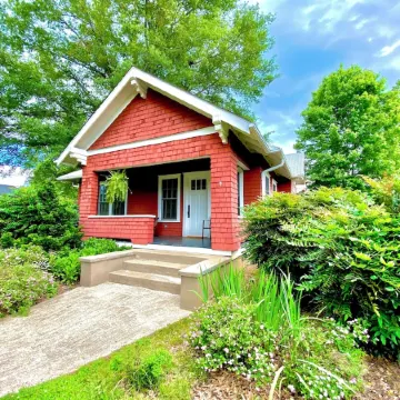Deluxe Downtown Bungalow - fenced in yard, pet friendly.
