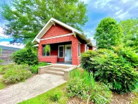 Deluxe Downtown Bungalow - fenced in yard, pet friendly.