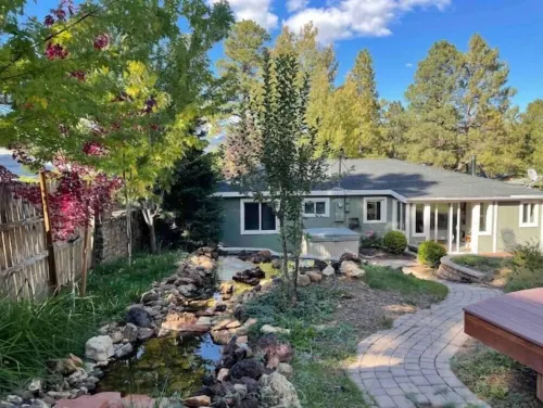 Central Location, Hot tub, Huge Yard, New Bathroom