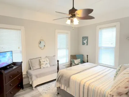 Historic Corner Cottage - Charming 3 Bedroom Walking Distance to Waterfront