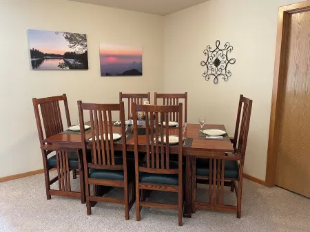 Peaceful Single level home, hot tub, walking distance to Deschutes River!