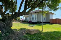 1887 large Ferndale Farmhouse with amazing views! Completely updated. Hotels near Humboldt County Fairgrounds