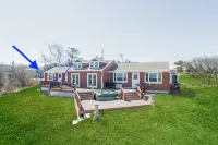 Attached Apartment Near It All. Organic Farmstead. Stunning Views. Pet-friendly.