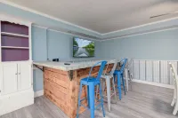 All the comforts of home in a gorgeous, relaxing lakefront home