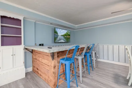 All the comforts of home in a gorgeous, relaxing lakefront home