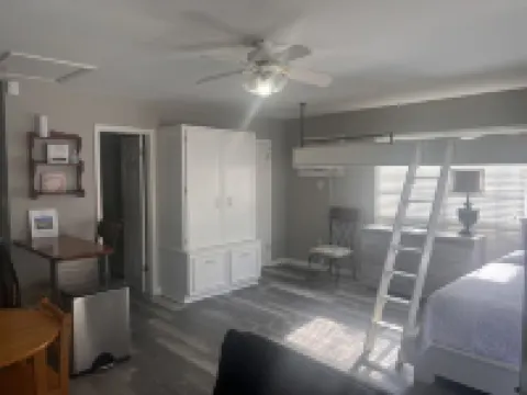 Relax by the Gulf Coast, just 8 mins from Gulfport Beach 長灘酒店