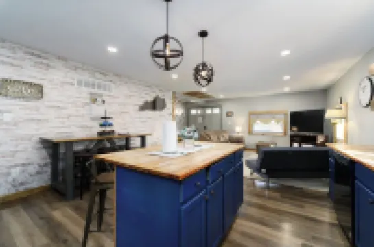 Blessed Charming 2-Bedroom Bungalow, 3 Miles From The World Known Ark Encounter