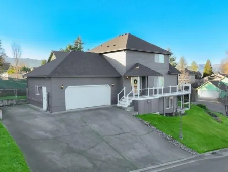 Xenia House-Roseburg Retreat with a View! Near Wildlife Safari