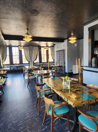 The Flynn- Cute & Cozy Home on Main St, Luray - right downtown! Chef available