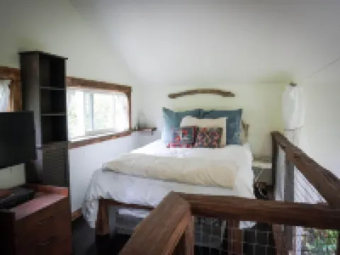 On a 40 acre estate, outdoor soaking tub,  fire pit, hammocks, pet friendly! Hotels in Vashon
