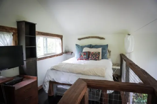 On a 40 acre estate, outdoor soaking tub,  fire pit, hammocks, pet friendly!