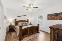 New Lakefront Cabin - Lake Views - Large Hot Tub - Firepit