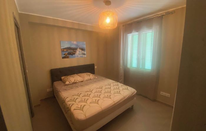 Comfortable 8-person villa with pool and sea view