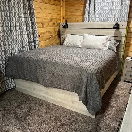 Cozy 2-bedroom cabin with WiFi, AC in delightful Rock. 2 minutes from trails.