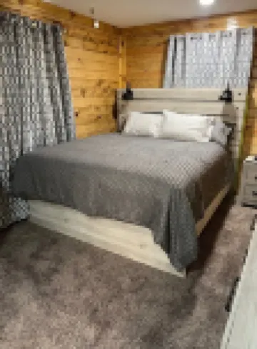 Cozy 2-bedroom cabin with WiFi, AC in delightful Rock. 2 minutes from trails.