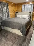 Cozy 2-bedroom cabin with WiFi, AC in delightful Rock. 2 minutes from trails.