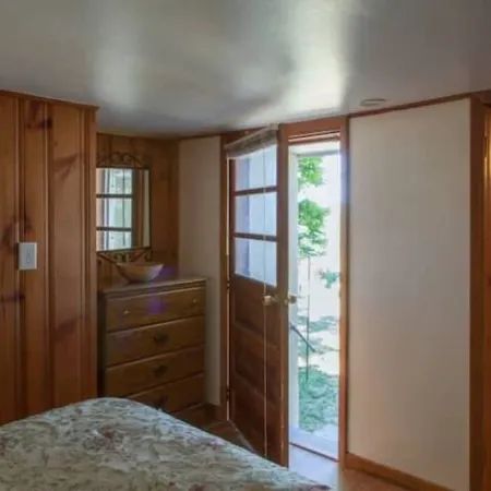 Rustic, Cozy Cottage with Backyard Waterfall and Cayuga Lake Views! Отели в г. Итака