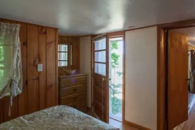 Rustic, Cozy Cottage with Backyard Waterfall and Cayuga Lake Views! 이타카 폭포 주변 호텔