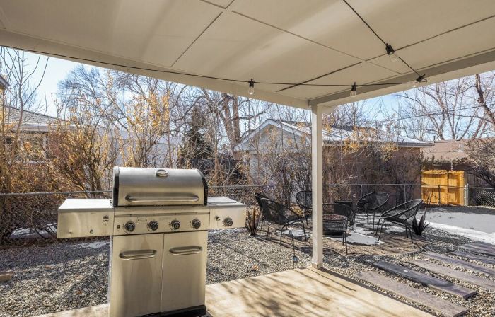 ~Huge Hot Tub~Theater/Game Room~Family Friendly~Private Backyard Oasis~Fire Pit~