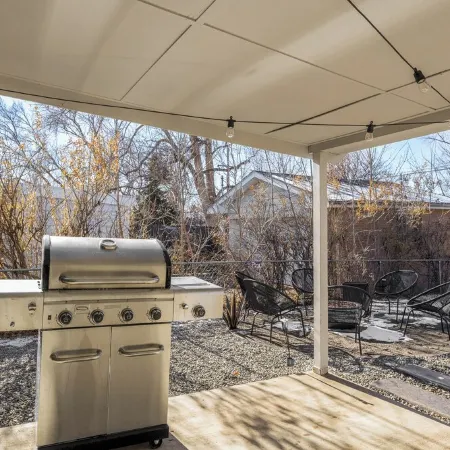 ~Huge Hot Tub~Theater/Game Room~Family Friendly~Private Backyard Oasis~Fire Pit~