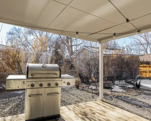 ~Huge Hot Tub~Theater/Game Room~Family Friendly~Private Backyard Oasis~Fire Pit~ Hotels in Arvada