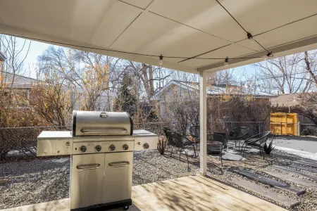 ~Huge Hot Tub~Theater/Game Room~Family Friendly~Private Backyard Oasis~Fire Pit~ Отели рядом с достопримечательностью «Парк Хоскинсон»