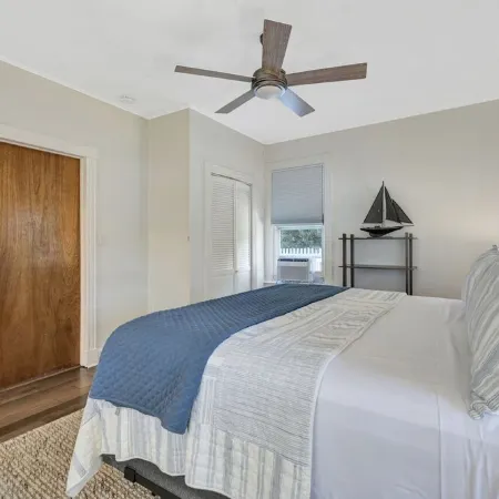 Beautifully renovated 2 Bedroom, 1st Floor apt -Greenport Village, Walk to town!