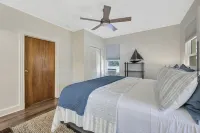Beautifully renovated 2 Bedroom, 1st Floor apt -Greenport Village, Walk to town!