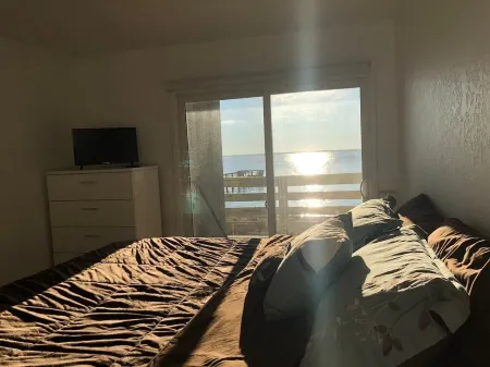 Waterfront Gorgeous Beach Home-Sunsets & Spa Bath