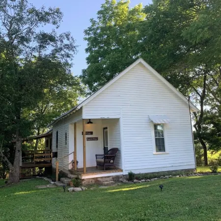 Caretaker cottage with 1 bedroom and WiFi, AC in delightful Dixon Springs