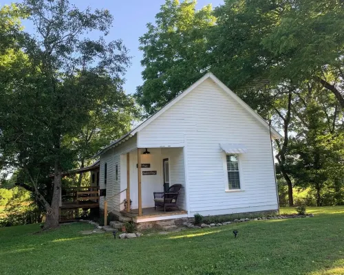 Caretaker cottage with 1 bedroom and WiFi, AC in delightful Dixon Springs Hotels in Smith County