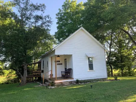 Caretaker cottage with 1 bedroom and WiFi, AC in delightful Dixon Springs