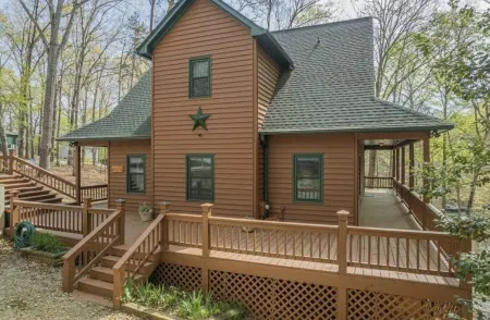 Large Private Lake Front Home on Level Lot, Kayaks, Fire Pit Free Firewood!!