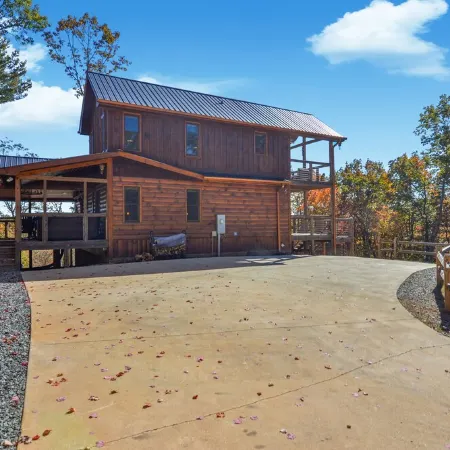 Sweeping Mountain Views! Secluded, Fire pit, Hot tub, Gas Fireplaces, Game Room!