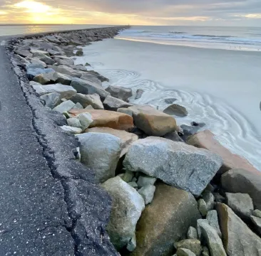 Egret's Cove-Free Beach Pass, Near Golfing and Marina, Walk to Restaurants!