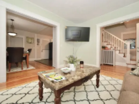 Entire House w/parking mins to Historical Boston Hoteles en Everett