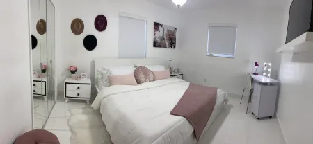 3-Bedroom Home With Heated Pool And Short Drive To The Beaches.