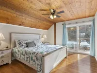 Lakefront Access with Tiki Bar, Hot Tub, Kayaks, and Stand Up Paddleboards Hotel a Ruth A Township