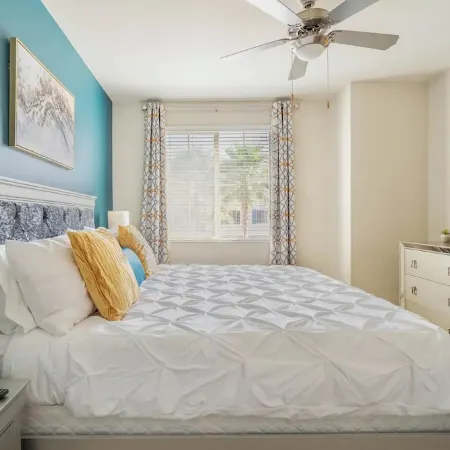 Luxury Suite King Bed 👑 Wi-Fi Pool Gym ✦ 55" Smart TVs 📺 Full Kitchen