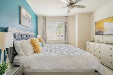 Luxury Suite King Bed 👑 Wi-Fi Pool Gym ✦ 55" Smart TVs 📺 Full Kitchen Отели рядом с достопримечательностью «McGrath Family Farm»