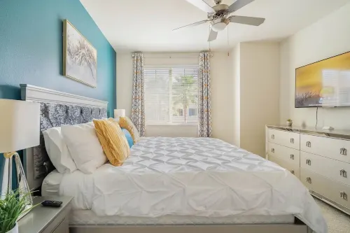 Luxury Suite King Bed 👑 Wi-Fi Pool Gym ✦ 55" Smart TVs 📺 Full Kitchen