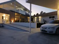 Paradise Palms Bungalow - New Private Studio with easy stroll to surf n sand
