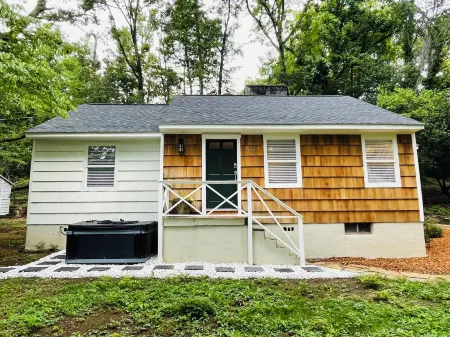 Secluded 2BR house in the trees 1mi from BHM city - sauna, hot tub, ping pong Отели рядом с достопримечательностью «Университет Алабама в Бирмингем»