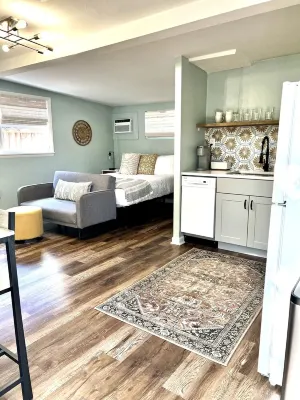 Studio with screened in porch within walking distance to downtown