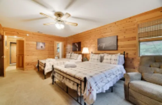 Ranch on Greenwood: Hot tub , fire pits, kayaks, Rafts, Bikes