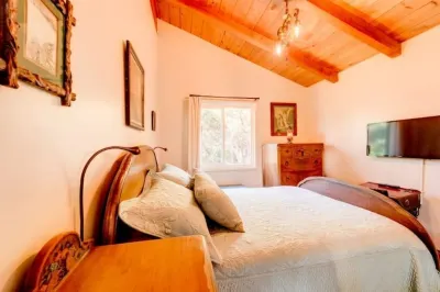 The Enchanted Lookout - private luxury cabin & Spa