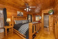 Couples Retreat-King Bed, HotTub, Fireplace, Loft, Private Deck, Arcade Hotels near Talking Turkey Studio